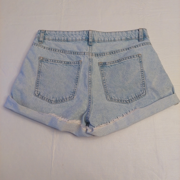 Cotton On Light Wash Rigid Denim Cut Off Mid Rise Relaxed Jean Shorts Size 6 - Picture 11 of 12